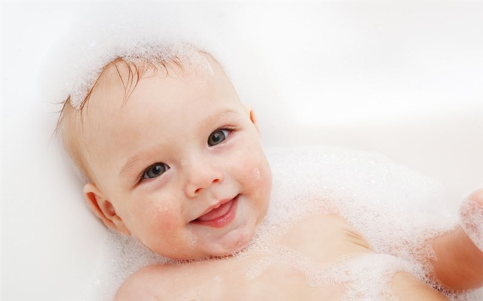 Мытье волос ребенка: Как это делать?