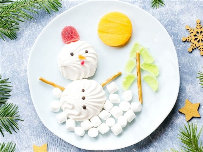 29560 замаскированные снеговики &lt; div&gt; Вот десерт, который порадует ваших близких, украдите идею! Для этого рецепта вам понадобятся: меренги, зефир, пастила, стружка темного шоколада и крендельки.