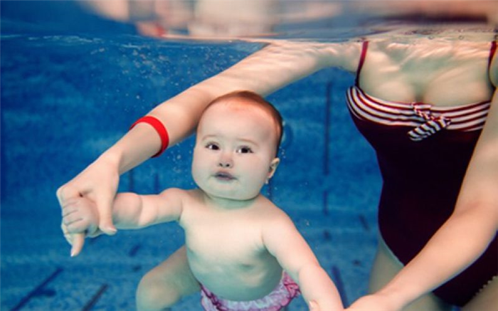 Разрешено ли посещать бассейн младенцам, кроме пловцов?