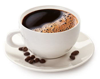 Чашка кофе с зернами на белом фоне.