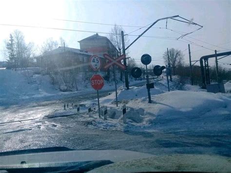 Возможно ли обгонять другие автомобили перед железнодорожным переездом?