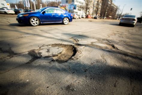 Как вывернутые колеса могут повредить дорогу в зимние месяцы